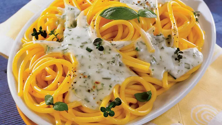 Macaroane cu sos de verdeaţă