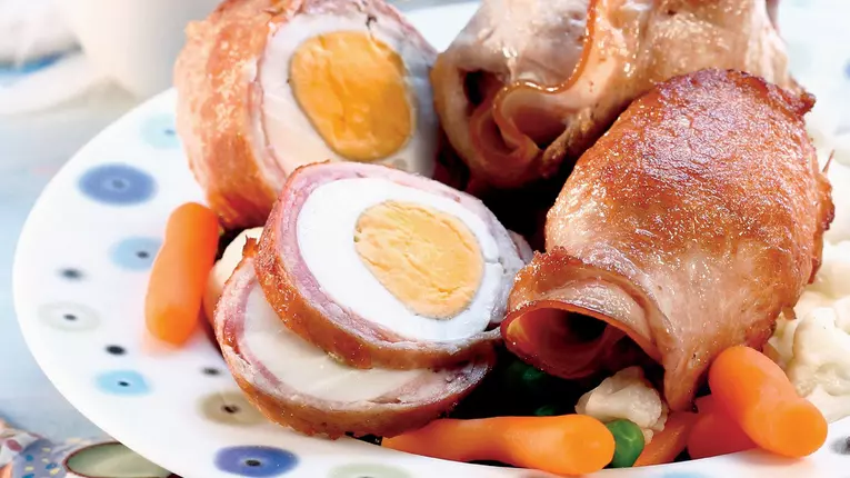 Ouă fierte în înveliş de carne