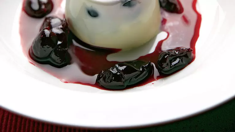 Panna Cotta cu dulceaţă de vişine