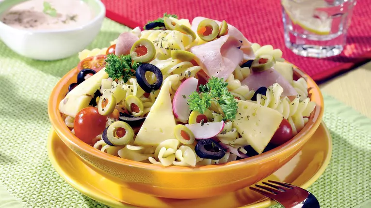 Salată de paste cu jambon şi caşcaval