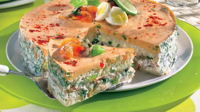 Tort aperitiv cu brânză şi somon