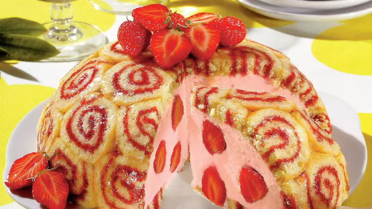 Tort cu cremă de brânză şi căpşuni