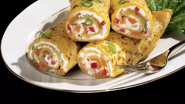 Clătite umplute cu somon afumat şi salată