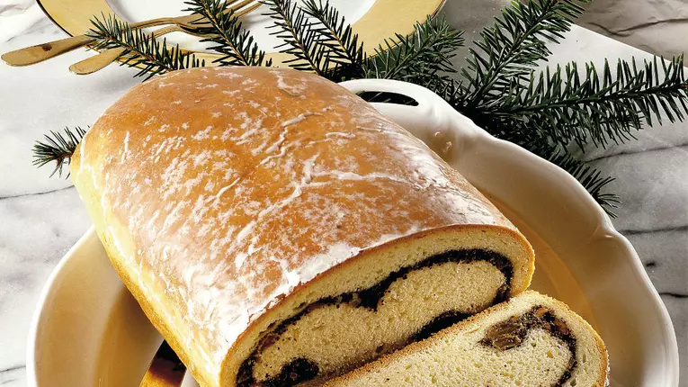 Cozonac cu stafide, mac şi nucă