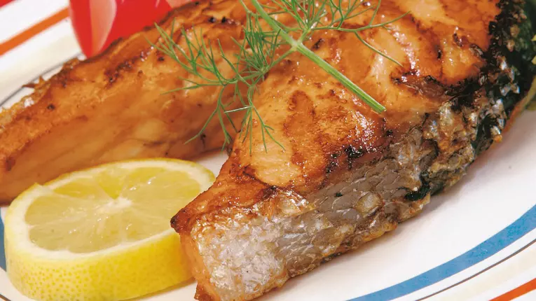 Crap prăjit cu usturoi şi lămâie