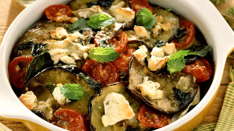 Mâncare de vinete cu roşii şi brânză