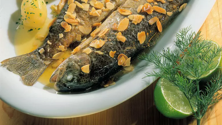 Păstrăv cu salată de castraveţi