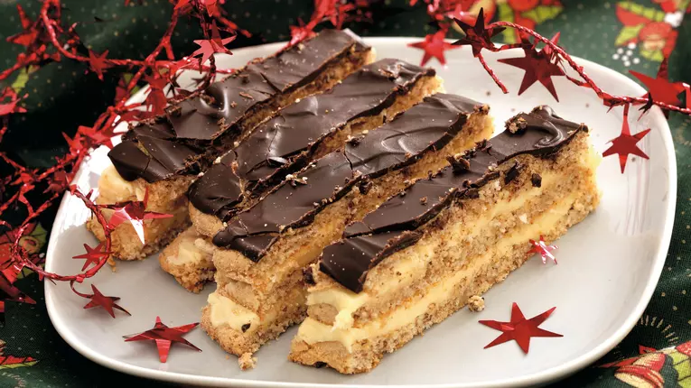 Prăjitură cu nucă şi cremă de caise