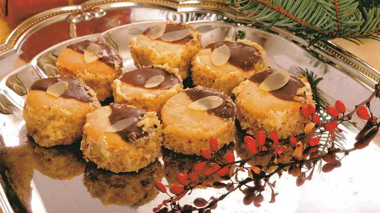 Prăjituri cu nucă şi cremă de lămâie