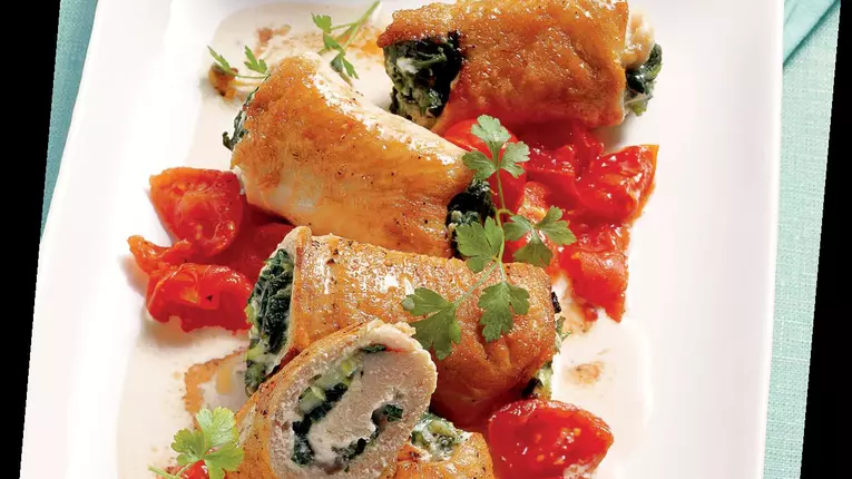 Ruladă cu verdeaţă şi roşii