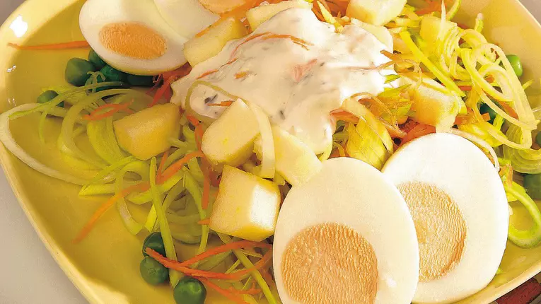 Salată de legume cu ouă şi sos de brânză