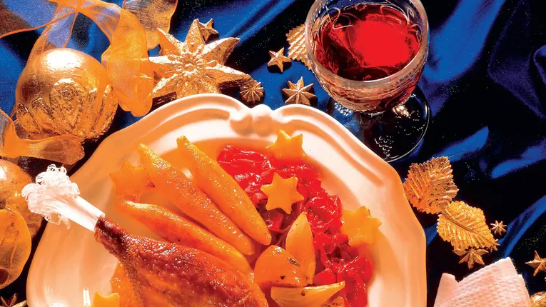 Specialitate cu pasăre şi varză roşie