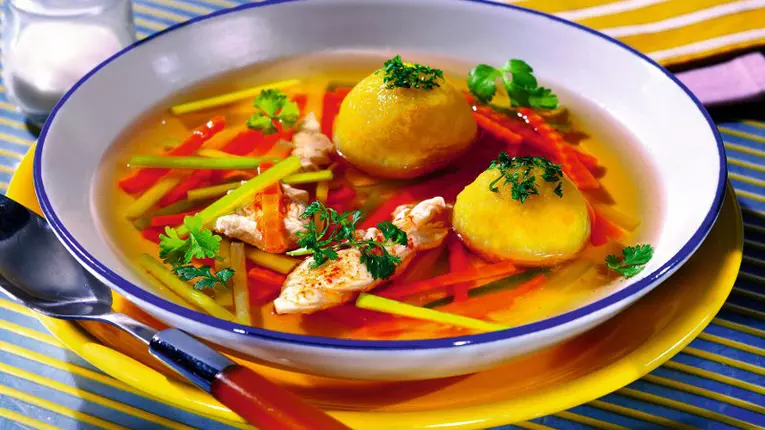 Supă de pui cu găluşte