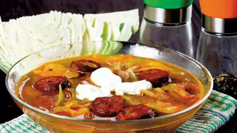 Ciorbă de varză cu cârnat