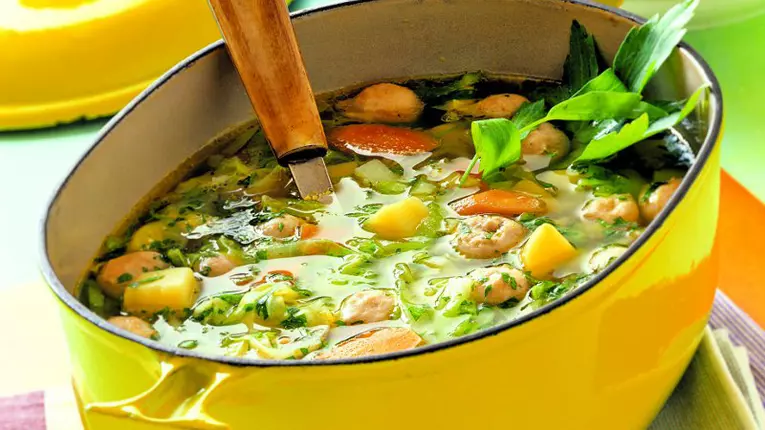 Ciorbă de viţel cu leuştean