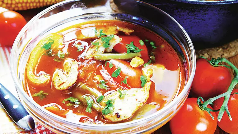 Ciorbă de pui cu legume