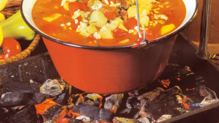 Gulaş-supă cu tăiţei