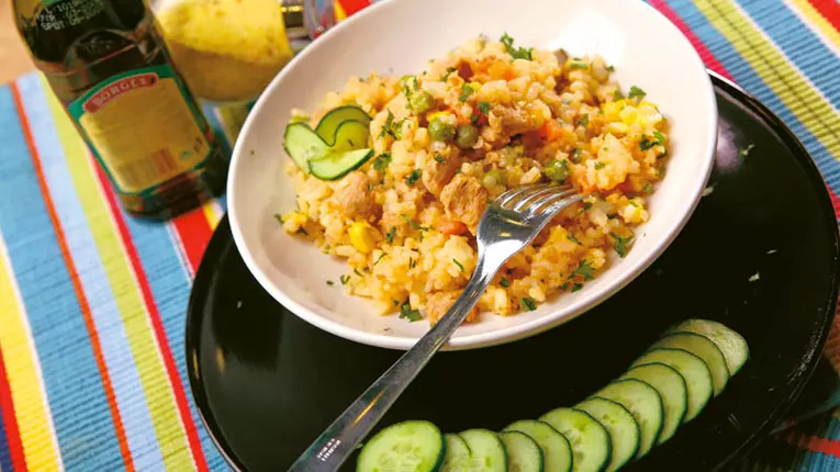 Mâncare de orez cu legume