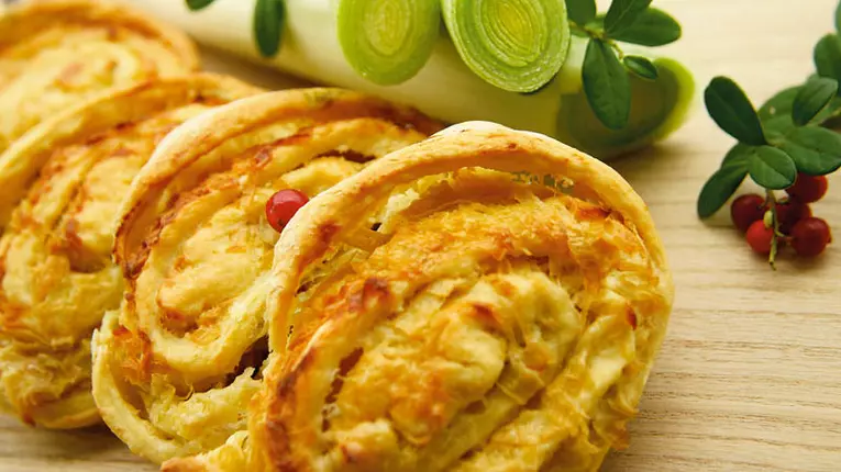 Plăcintă picantă cu brânză şi praz