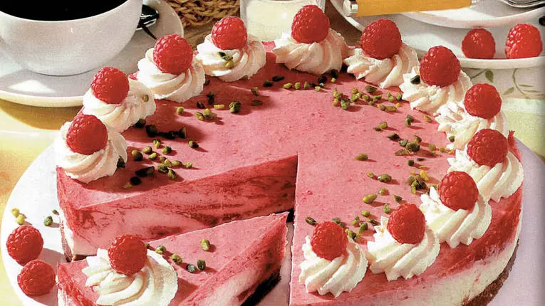 Tort cu zmeură şi cremă de brânză