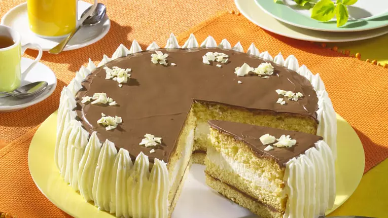 Tort de ciocolată şi cremă de frişcă