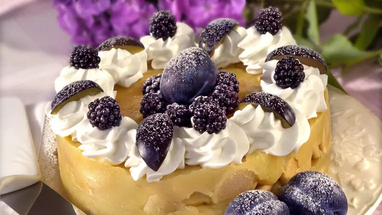 Tort răcoritor cu prune şi cu mure