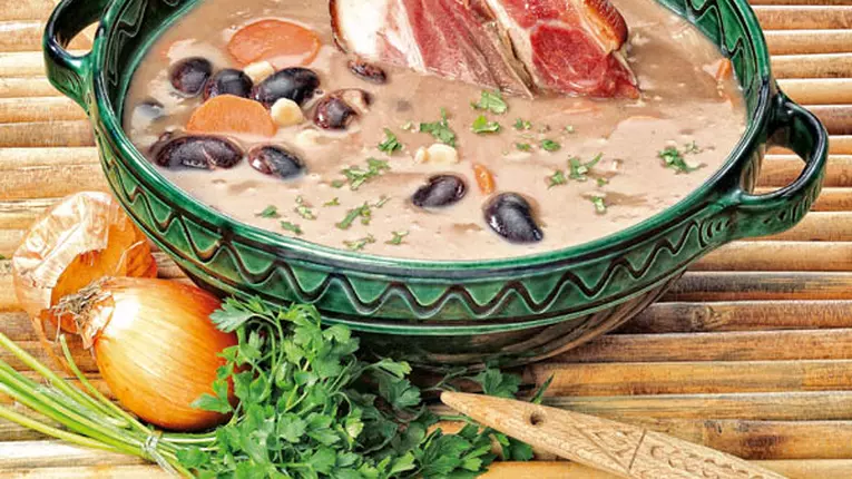 Ciorbă cu ciolan afumat