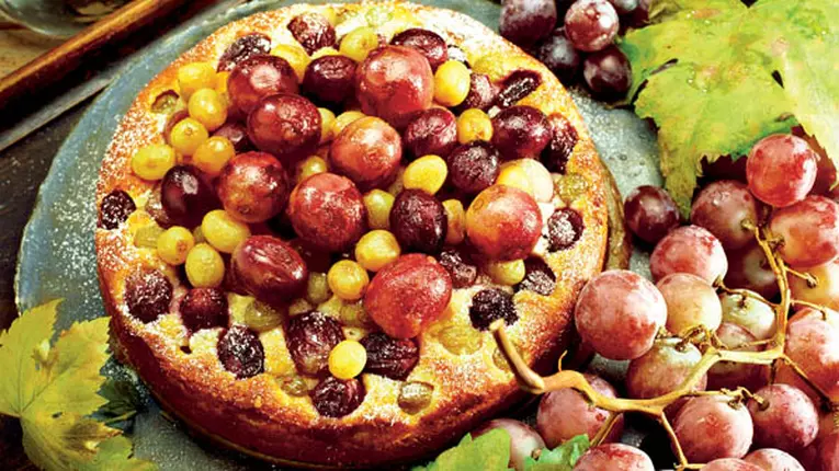 Tort de casă cu struguri