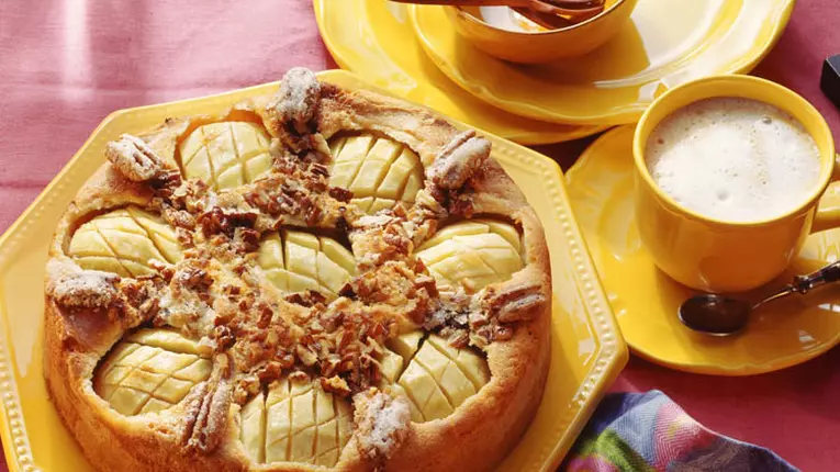 Tort de mere cu crustă de nuci