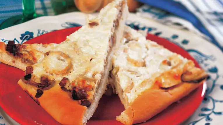 Pizza cu brânză şi ceapă