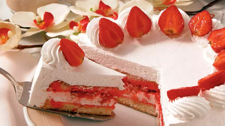 Tort cu cremă de brânză dulce şi căpşuni