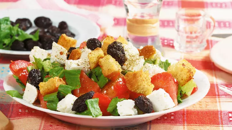 Salată grecească cu crutoane