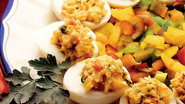 Ouă umplute cu peşte şi legume