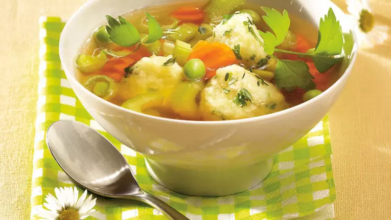 Supă cu găluşti şi pătrunjel