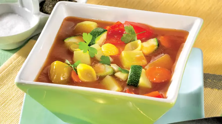 Ciorbă de legume cu suc de roşii şi paste