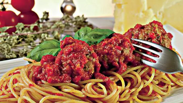 Chifteluţe marinate cu spaghete