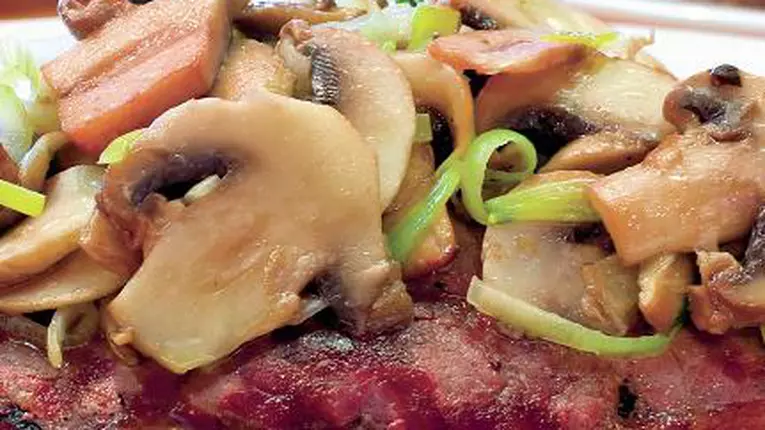 Muşchi de vită cu sote de ciuperci