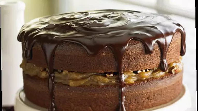 Tort de ciocolată cu cremă caramel