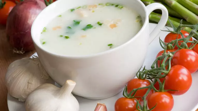 Ciorbă cu usturoi şi sparanghel