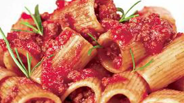 Penne cu sos şi carne tocată