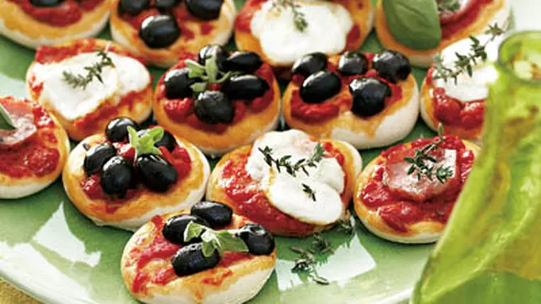 Mini pizza cu mozzarella, măsline şi şuncă