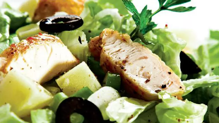 Salată cu pui la grătar