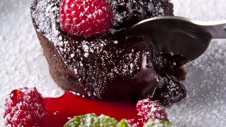 Desert: Fantezie din ciocolată şi căpşuni