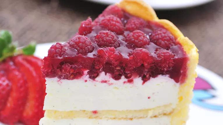 Desert: Şarlotă de căpşuni cu frişcă