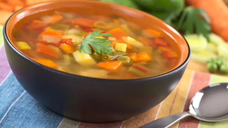 Reţetă: Supă de busuioc şi broccoli