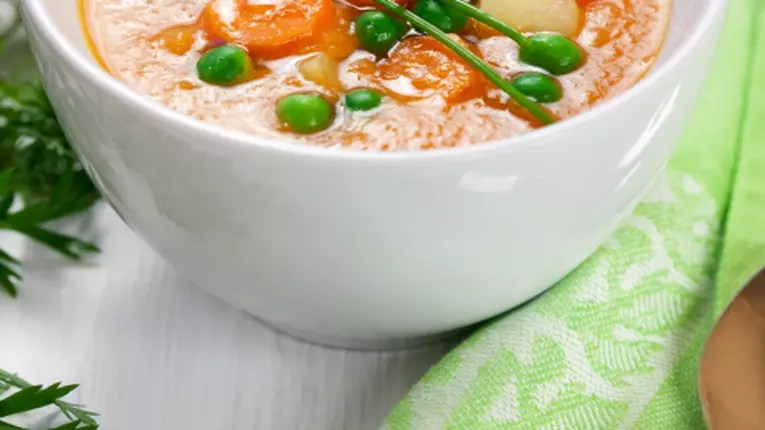 Reţetă: Supă cu verdeţuri şi cartofi