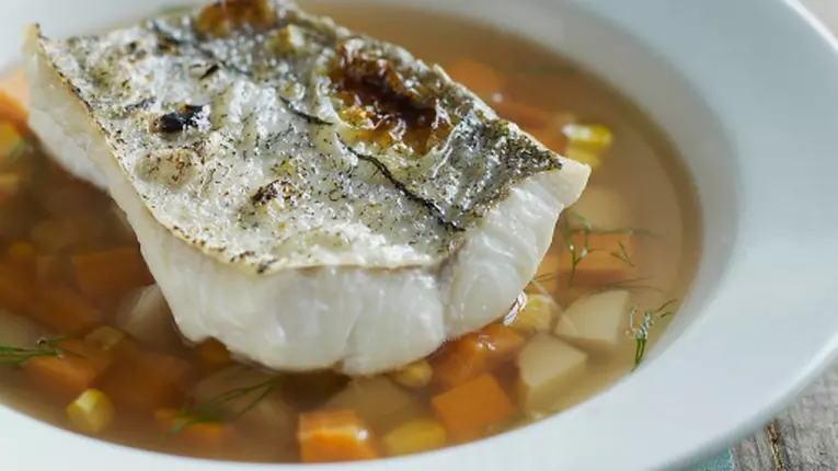 Reţete: Supă de peşte cu orez şi migdale tocate