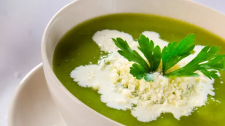 Reţetă: Borş cu dovlecei dres cu smântână