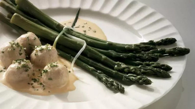 Sparanghel cu sos alb