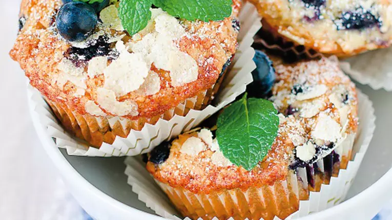 Brioşe cu afine şi fulgi de migdale